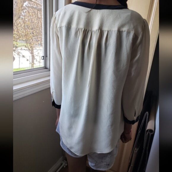 Aritzia Babaton 100 Silk  ream and Bla k Womens Top - Picture 8 of 11